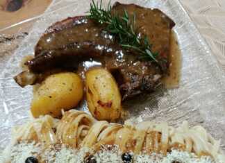 Μια ζουμερή χοιρινή μπριζόλα δίπλα σε τραγανή πατάτα, καλυμμένη με μια βελούδινη σάλτσα κρασιού και λεμονιού, σερβιρισμένη με ζυμαρικά.