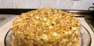 Αυθεντική Τούρτα Ναπολέων…με Τραγανές σφολιάτες και Βελούδινη Κρέμα! Μια εντυπωσιακή τούρτα Ναπολέων με πολλές λεπτές στρώσεις σφολιάτας, καλυμμένη με πλούσια κρέμα και τριμμένο φύλλο περιμετρικά.