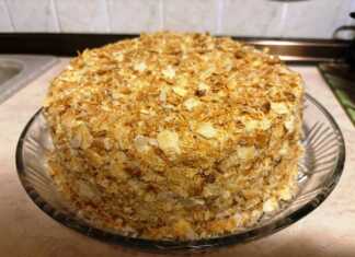 Μια εντυπωσιακή τούρτα Ναπολέων με πολλές λεπτές στρώσεις σφολιάτας, καλυμμένη με πλούσια κρέμα και τριμμένο φύλλο περιμετρικά.