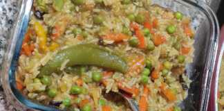 Νηστίσιμο “Κινέζικο”: Τίποτα δεν Πάει Χαμένο στην Κουζίνα μας! Ένα τηγάνι με πολύχρωμο τηγανητό ρύζι, γεμάτο λαχανικά, σουσάμι και μυρωδικά, αχνιστό και έτοιμο για σερβίρισμα.