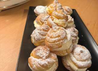 Ζουμερό κοκκινιστό κοτόπουλο σε πλούσια σάλτσα σερβιρισμένο με αφράτα νιόκι πατάτας και φρέσκο πιπέρι σε βαθύ πιάτο