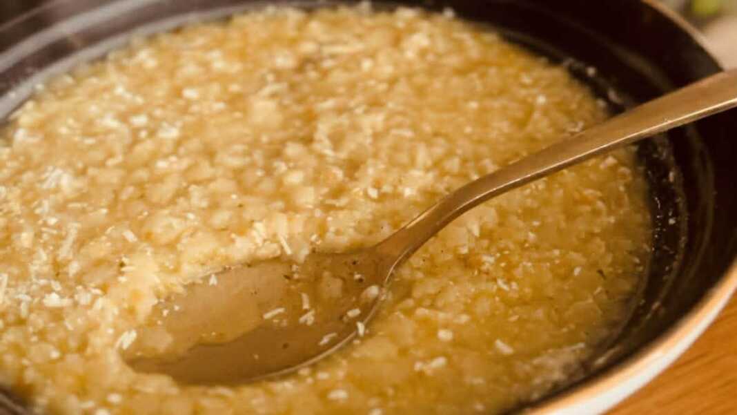 Ένα μπολ με πηχτή σούπα από μικροσκοπικά ζυμαρικά αστεράκια, με βελούδινη υφή τυριού και φρεσκοτριμμένο πιπέρι.