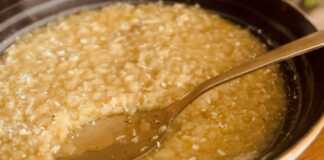 Ένα μπολ με πηχτή σούπα από μικροσκοπικά ζυμαρικά αστεράκια, με βελούδινη υφή τυριού και φρεσκοτριμμένο πιπέρι.