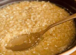 Ένα μπολ με πηχτή σούπα από μικροσκοπικά ζυμαρικά αστεράκια, με βελούδινη υφή τυριού και φρεσκοτριμμένο πιπέρι.