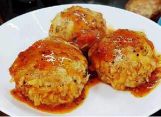 ζουμερά κεφτεδάκια που σιγοβράζουν μέσα σε κατακόκκινη σάλτσα ντομάτας, γαρνιρισμένα με φρέσκο άνηθο και μαϊντανό.