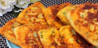 Χρυσαφένιες πατατοκιμαδόπιτες τηγανισμένες, ανοιγμένες στη μέση να φαίνεται η πλούσια γέμιση κιμά με μυρωδικά.