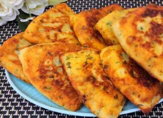 Χρυσαφένιες πατατοκιμαδόπιτες τηγανισμένες, ανοιγμένες στη μέση να φαίνεται η πλούσια γέμιση κιμά με μυρωδικά.