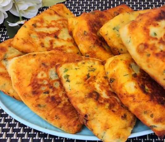 Χρυσαφένιες πατατοκιμαδόπιτες τηγανισμένες, ανοιγμένες στη μέση να φαίνεται η πλούσια γέμιση κιμά με μυρωδικά.