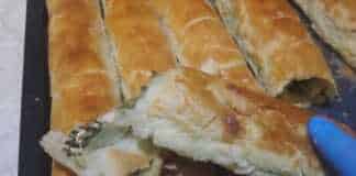 Μια ολόκληρη σπανακόπιτα στο ταψί με χρυσαφένιο, τραγανό φύλλο σφολιάτας