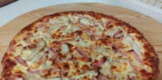 Μια λαχταριστή πίτσα με λευκή σάλτσα, κομμάτια κοτόπουλου, ξεροψημένο μπέικον και λιωμένη μοτσαρέλα.