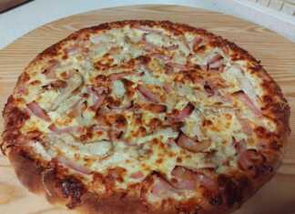 Μια λαχταριστή πίτσα με λευκή σάλτσα, κομμάτια κοτόπουλου, ξεροψημένο μπέικον και λιωμένη μοτσαρέλα.