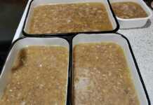 Διαυγές ζελέ πηχτής μέσα σε σκεύος, όπου διακρίνονται κομμάτια από τρυφερό χοιρινό κρέας και ψιλοκομμένο σκόρδο.