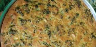 Ένα ταψί με παραδοσιακό πλαστό, με χρυσαφένια κρούστα από καλαμποκάλευρο και πλούσια πράσινη γέμιση από σπανάκι και μυρωδικά.