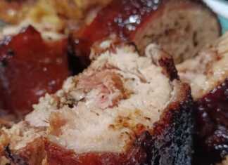 Ρολό Πανσέτα (Πορκέτα) στη Γάστρα: Η Απόλυτη Συνταγή για Τραγανή Πέτσα και Ζουμερό Κρέας! Ένα καλοψημένο ρολό χοιρινής πανσέτας με χρυσαφένια τραγανή πέτσα, δεμένο με σπάγκο και σερβιρισμένο με πατάτες φούρνου.