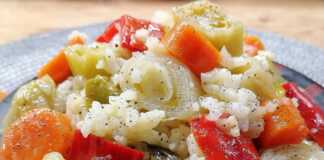 Ένα πιάτο με παραδοσιακό πρασόρυζο, όπου διακρίνονται τα χοντροκομμένα πράσα, τα καρότα και το σπυρωτό ρύζι καρολίνα.