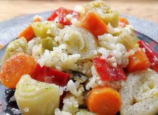 Ένα πιάτο με παραδοσιακό πρασόρυζο, όπου διακρίνονται τα χοντροκομμένα πράσα, τα καρότα και το σπυρωτό ρύζι καρολίνα.