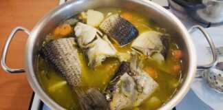 Ένα στρογγυλό χειροποίητο πολίτικο ψωμί πασπαλισμένο με σουσάμι με βαθιά χωρίσματα σε σχήμα ρόμβου και χρυσαφένιο χρώμα