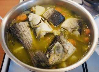 Ένα στρογγυλό χειροποίητο πολίτικο ψωμί πασπαλισμένο με σουσάμι με βαθιά χωρίσματα σε σχήμα ρόμβου και χρυσαφένιο χρώμα