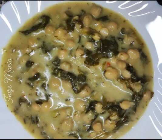 Ένα βαθύ πιάτο με χυλωμένα ρεβύθια και σπανάκι, περιχυμένα με λευκό ταχινολέμονο και πασπαλισμένα με φρέσκο άνηθο.