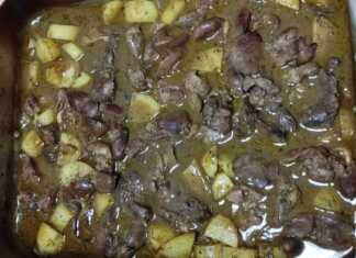 Ταψί με ροδοκοκκινισμένα συκωτάκια κοτόπουλου και μαλακές πατάτες φούρνου, περιχυμένα με πλούσια σάλτσα μουστάρδας και φρέσκια ρίγανη.