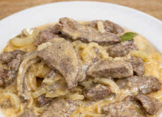 Κομμάτια από τρυφερό χοιρινό συκώτι μέσα σε μια βελούδινη σάλτσα γιαουρτιού και ντομάτας, πασπαλισμένα με φρέσκο άνηθο.