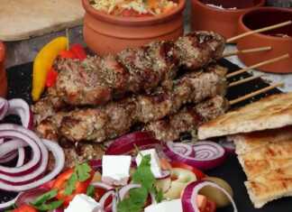 Ζουμερά χοιρινά σουβλάκια που ψήνονται πάνω σε λευκά κάρβουνα, με το λίπος να στάζει και τον καπνό να αναδεικνύει τα αρώματα της ρίγανης.