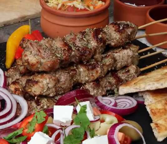 Ζουμερά χοιρινά σουβλάκια που ψήνονται πάνω σε λευκά κάρβουνα, με το λίπος να στάζει και τον καπνό να αναδεικνύει τα αρώματα της ρίγανης.