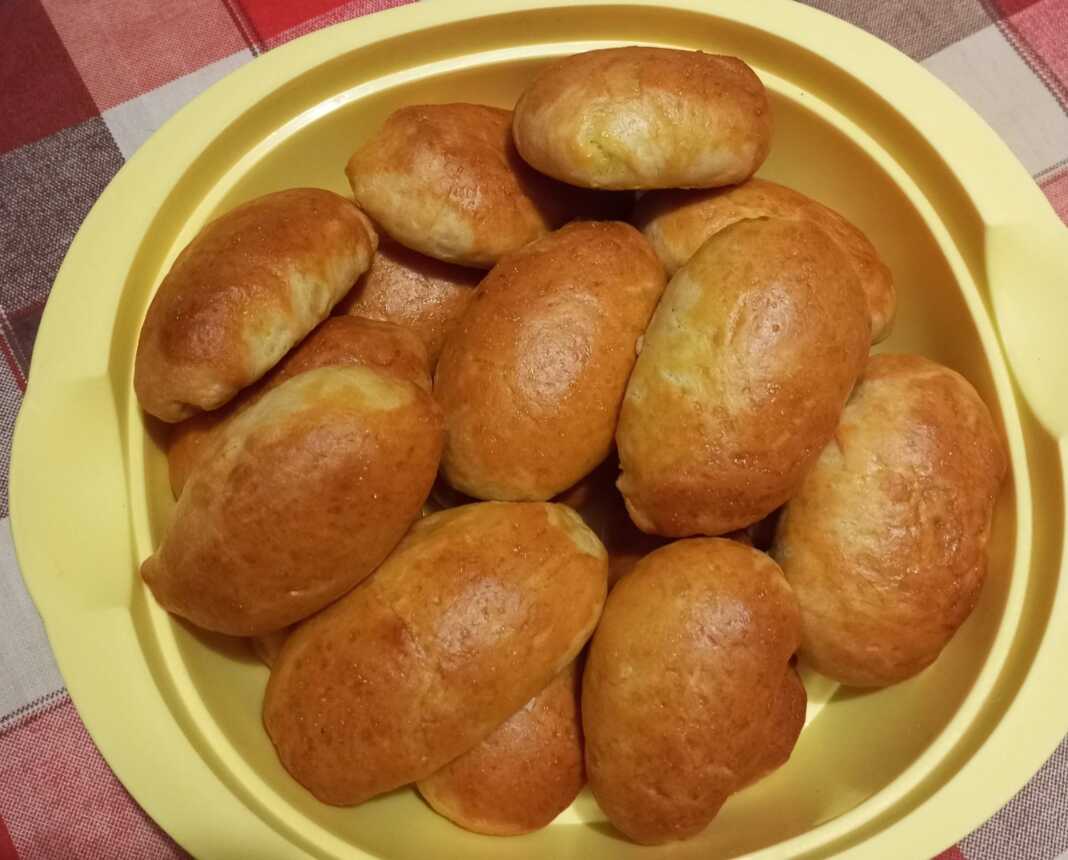 Μια πιατέλα με χρυσαφένια, φρεσκοψημένα τυροπιτάκια που αχνίζουν.