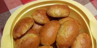 Μια πιατέλα με χρυσαφένια, φρεσκοψημένα τυροπιτάκια που αχνίζουν.