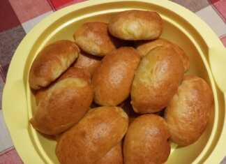 Μια πιατέλα με χρυσαφένια, φρεσκοψημένα τυροπιτάκια που αχνίζουν.