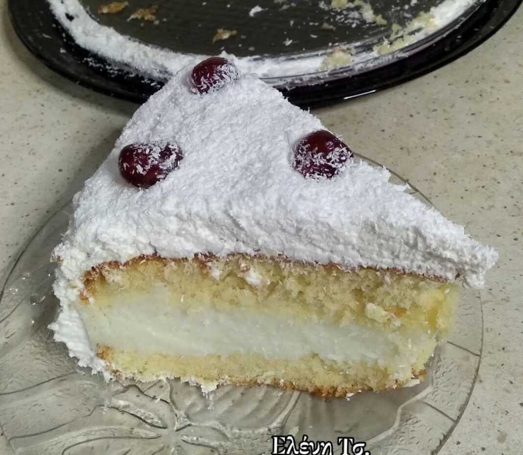 Μια εντυπωσιακή λευκή τούρτα καλυμμένη με πλούσιο ινδοκάρυδο, διακοσμημένη με κόκκινα κερασάκια σε χιονισμένο φόντο.