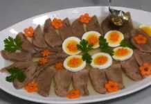 Λεπτές φέτες μοσχαρίσιας γλώσσας μέσα σε διαυγές ζελέ, διακοσμημένες με φέτες αυγού, αγγουράκι τουρσί και φρέσκο μαϊντανό.