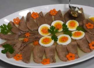 Λεπτές φέτες μοσχαρίσιας γλώσσας μέσα σε διαυγές ζελέ, διακοσμημένες με φέτες αυγού, αγγουράκι τουρσί και φρέσκο μαϊντανό.