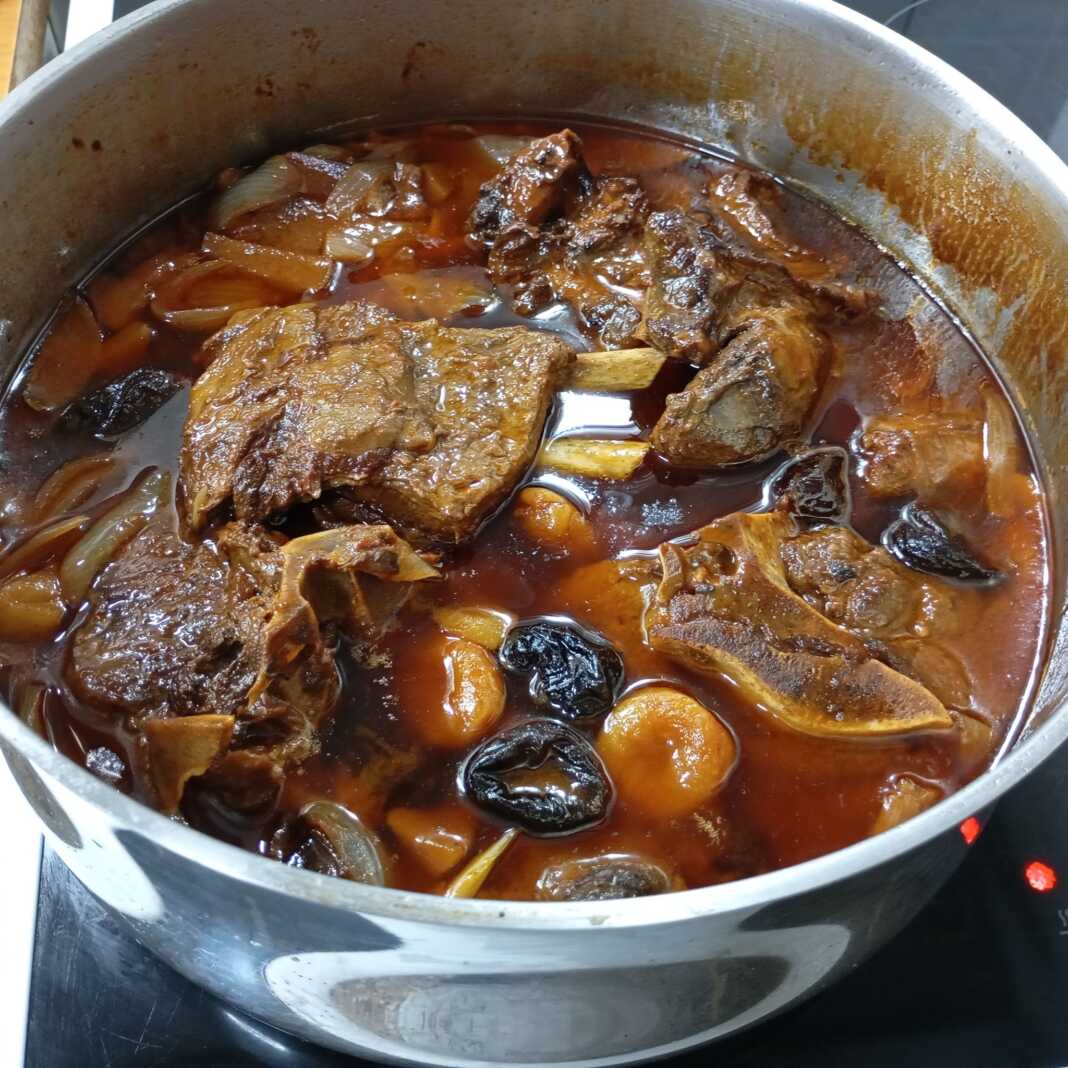 Καλομαγειρεμένο αγριογούρουνο στιφάδο με μελωμένα κρεμμύδια, δαμάσκηνα και βερίκοκα σε πλούσια κόκκινη σάλτσα