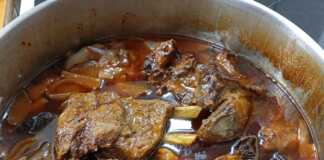 Καλομαγειρεμένο αγριογούρουνο στιφάδο με μελωμένα κρεμμύδια, δαμάσκηνα και βερίκοκα σε πλούσια κόκκινη σάλτσα