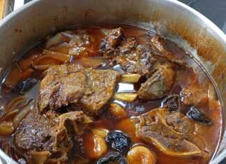 Καλομαγειρεμένο αγριογούρουνο στιφάδο με μελωμένα κρεμμύδια, δαμάσκηνα και βερίκοκα σε πλούσια κόκκινη σάλτσα