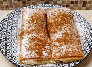 Χρυσαφένιες ατομικές μπουγάτσες σε σχήμα φακέλου πασπαλισμένες με μπόλικη άχνη ζάχαρη και κανέλα