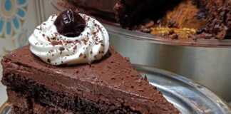 Τούρτα Μπλάκ Φόρεστ: Η Διαχρονική Αξία της Απλότητας στο Τραπέζι σας! Μια επιβλητική τούρτα Μπλάκ Φόρεστ καλυμμένη με γκανάζ σοκολάτας, ροζέτες σαντιγί και ολόκληρα βύσσινα.