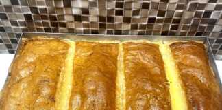 Ταψί με χρυσαφένιο, σιροπιασμένο γαλακτομπούρεκο κομμένο σε τετράγωνα κομμάτια.