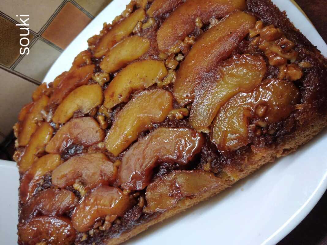 Μια λαχταριστή γυριστή μηλόπιτα με καραμελωμένα μήλα και χοντροκομμένα καρύδια στην κορυφή.