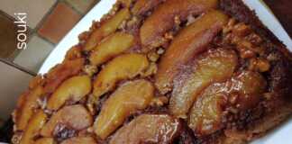 Μια λαχταριστή γυριστή μηλόπιτα με καραμελωμένα μήλα και χοντροκομμένα καρύδια στην κορυφή.