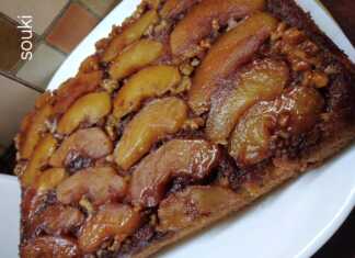 Μια λαχταριστή γυριστή μηλόπιτα με καραμελωμένα μήλα και χοντροκομμένα καρύδια στην κορυφή.