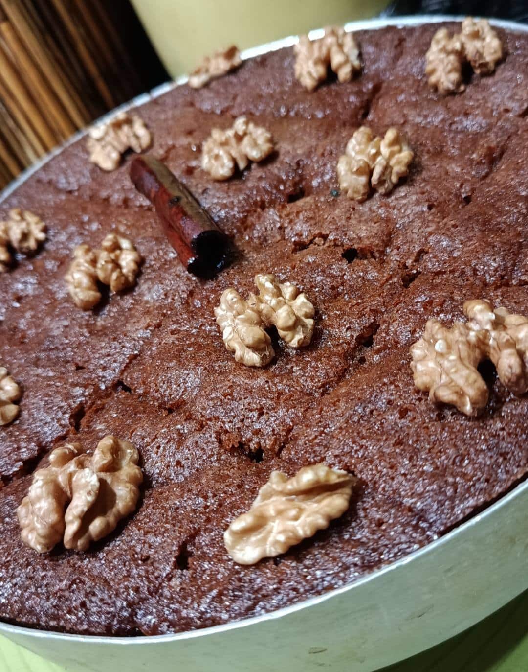 Μια ψηλή και αφράτη καρυδόπιτα μέσα στο ταψί, καλά σιροπιασμένη και πασπαλισμένη με ψιλοκομμένα καρύδια