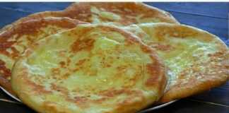 Χρυσαφένιες τυρόπιτες στο τηγάνι κομμένες στη μέση με το λιωμένο τυρί να ρέει