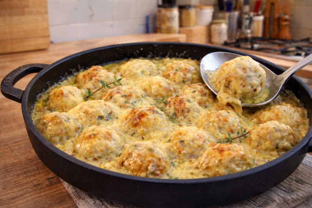 Ζουμερά χρυσαφένια κεφτεδάκια κοτόπουλου μέσα σε παχύρρευστη κρεμώδη σάλτσα με λιωμένο τυρί και καραμελωμένα κρεμμύδια.