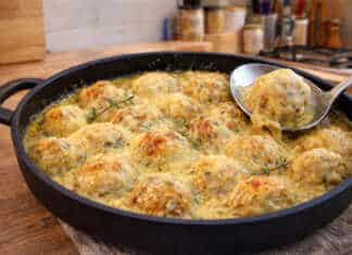 Ζουμερά χρυσαφένια κεφτεδάκια κοτόπουλου μέσα σε παχύρρευστη κρεμώδη σάλτσα με λιωμένο τυρί και καραμελωμένα κρεμμύδια.