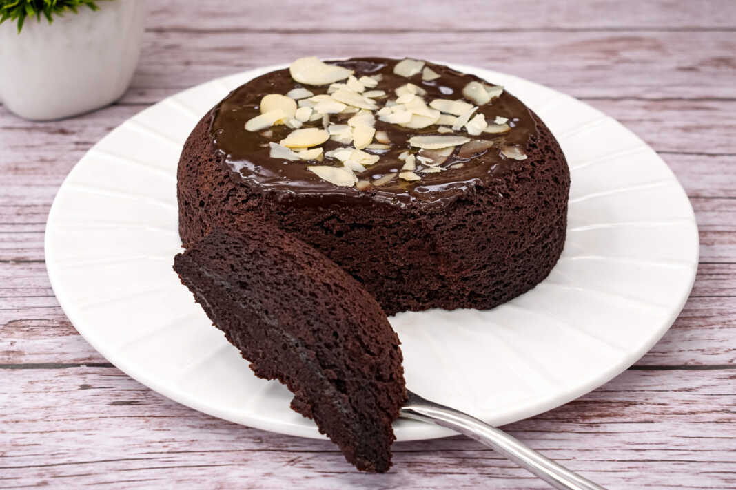 Ένα ζουμερό σοκολατένιο μάφιν με γλάσο σοκολάτας που αχνίζει μέσα σε μια μικρή φόρμα.