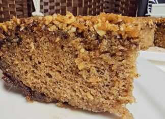 Ένα ζουμερό κομμάτι κέικ μπακλαβά με πλούσια στρώση καραμελωμένων ξηρών καρπών στην κορυφή και χρυσαφένιο σιρόπι.