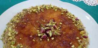 Ένα χρυσαφένιο ΚΙΟΥΝΕΦΕ μέσα στο τηγάνι, πασπαλισμένο με τριμμένο φυστίκι Αιγίνης, με το τυρί να λιώνει στο εσωτερικό του.