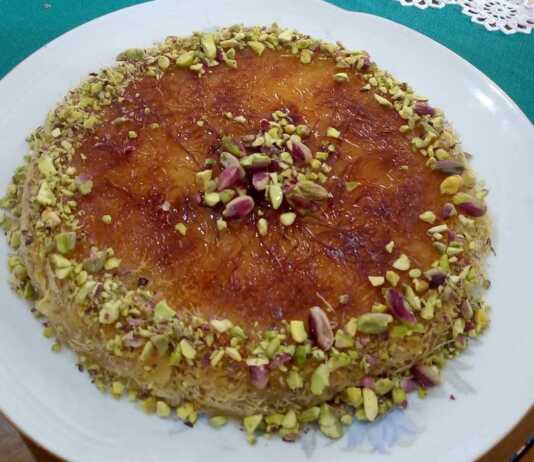 Ένα χρυσαφένιο ΚΙΟΥΝΕΦΕ μέσα στο τηγάνι, πασπαλισμένο με τριμμένο φυστίκι Αιγίνης, με το τυρί να λιώνει στο εσωτερικό του.